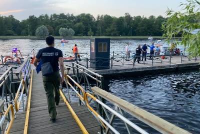 Петербуржцев удалось спасти с затонувшего судна в акватории средней Невки - spb.mk.ru