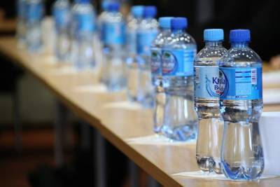 Пассажирам метро и МЦК в столице раздают питьевую воду из-за жары - vm.ru - Москва
