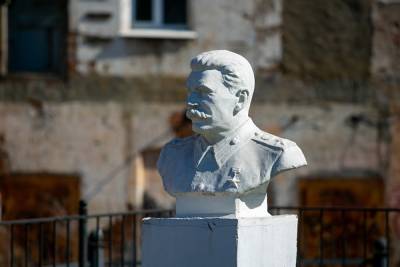 Иосиф Сталин - Опрос показал, что россияне уважают Сталина, а украинцы — ненавидят - znak.com - Киев