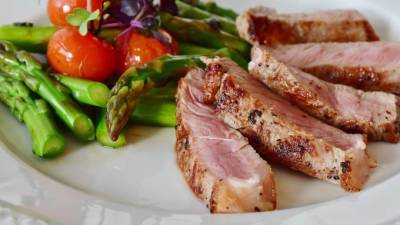 Олег Соколов - Петербуржец едва не съел кусок мяса с червем - piter.tv - Петербург