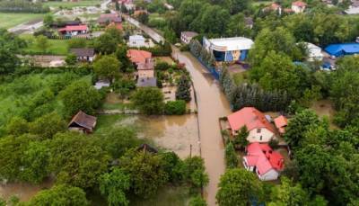 Непогода в Польше: повреждены крыши, повалены деревья, подтоплены улицы и дома - ru.slovoidilo.ua - Украина