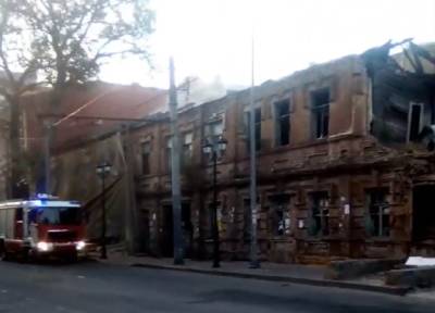 Заброшенное здание сгорело в Ростове ночью - privet-rostov.ru - Ростовская обл.