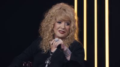 Алла Пугачева - Максим Галкин - Лучше бы штаны надел: Алла Пугачева показала накачанные ноги Галкина - ukrainianwall.com