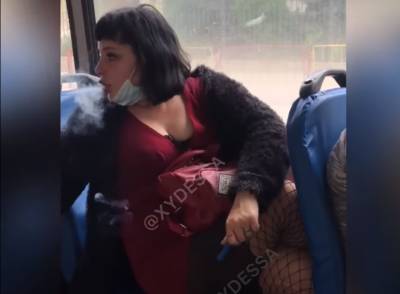 Одесситка решила покурить прямо в троллейбусе, видео: "по-хамски вела себя и..." - politeka.net - Луганская обл. - Одесса - Одесская обл.