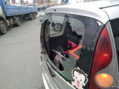 В Новосибирске неизвестные бросили кусок арматуры в Toyota FunCargo - runews24.ru - Новосибирск