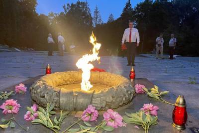 В Литве горели свечи памяти на солдатских могилах Великой Отечественной войны - obzor.lt - Вильнюс