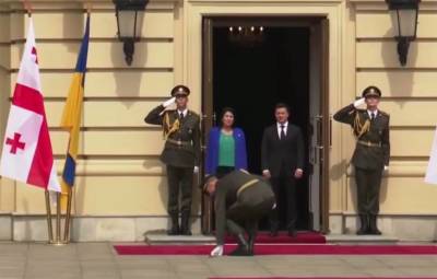 Украинский - Украинский офицер почётного караула уронил ножны во время приветствия президента Грузии - topwar.ru - Киев - Грузия - Тбилиси