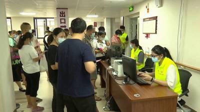 В Китае продолжают соблюдать меры контроля за коронавирусом, несмотря на спад пандемии - 1tv.ru - Париж - Пекин