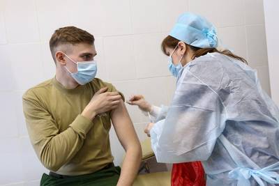 ВЦИОМ узнал, сколько россиян поддерживают обязательную вакцинацию от COVID-19 - vm.ru - Москва - Санкт-Петербург