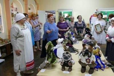 Выставку интерьерных кукол и вышитых картин открыли в музее Котовска - tambov.mk.ru - Котовск