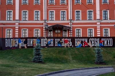 Новый арт-объект появился на заборе у Бугровской ночлежки - vgoroden.ru - Нижний Новгород