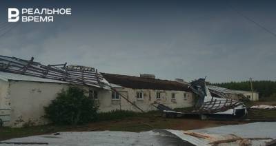 В Татарстане сильный ветер разрушил крыши зданий — фото - realnoevremya.ru - респ. Татарстан