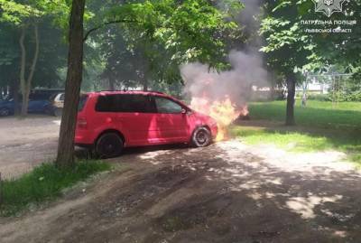 Во Львове из-за жары вспыхнули два автомобиля - kp.ua - Львов