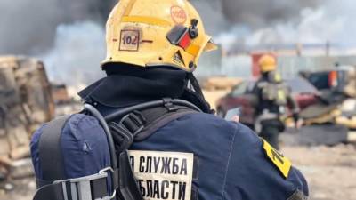 На Нефтяной дороге в Петербурге на площади 50 кв.м. полыхали опилки и пиломатериалы - piter.tv - Санкт-Петербург - район Фрунзенский