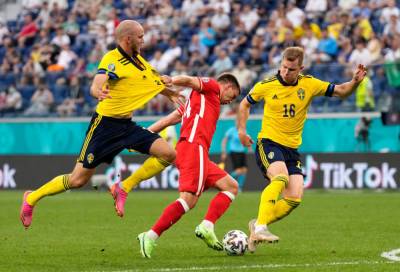 Роберт Левандовски - Виктор Классон - Швеция — Польша 3:2 видео голов и обзор матча Евро-2020 - sport.bigmir.net - Швеция