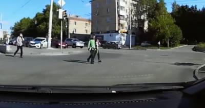 В Екатеринбурге водители спугнули мужчину, шедшего с ножом за детьми - ren.tv - Екатеринбург