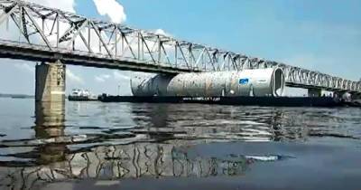 СК заинтересовался застрявшей под мостом в Приамурье гигантской баржей - ren.tv - Россия