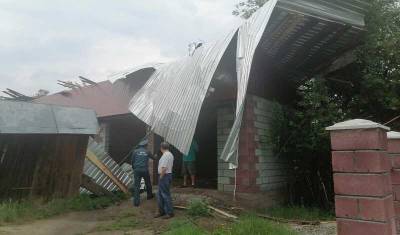 В Башкирии шквалистый ветер сорвал крыши и повалил деревья - mkset.ru - Башкирия - район Аургазинский