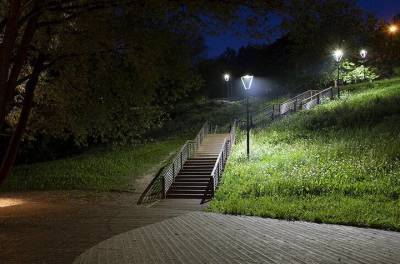 Светильники восстановили на экотропе возле Большого Очаковского пруда - vm.ru - Москва