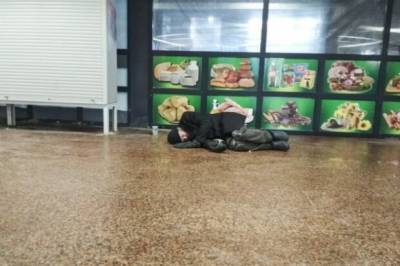 Безхатьки захопили Майдан Незалежності, кияни благають навести лад: на допомогу прийшли депутати - ukrainianwall.com - Украина