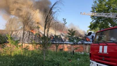 Крышу ангара в Пушкинском районе тушили почти 14 часов - dp.ru - район Пушкинский