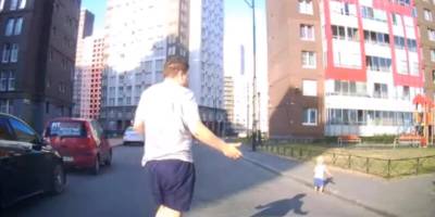 СК начал проверку после того, как годовалый малыш выполз на дорогу в Кудрово - runews24.ru - Ленинградская обл. - Санкт-Петербург - р-н Всеволожский
