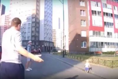 Под Петербургом младенец выполз на проезжую часть - mk.ru - Санкт-Петербург - Кудрово