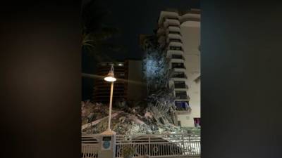 Значительная часть 12-этажного дома рухнула во Флориде - vesti.ru - USA - шт.Флорида - Серфсайд