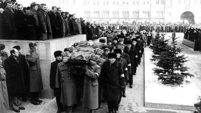 Похороны Андропова: что на них было странного - russian7.ru