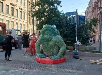 В Петербурге появилась скульптура «Жаба любви». Мнения жителей разделились - znak.com - Петербурга