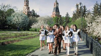 Как изменились выпускные наряды с 40-х до современности? - 5-tv.ru - Россия