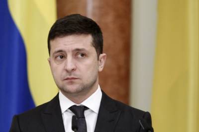 Владимир Зеленский - Зеленский продлил на три года санкции против банков России - aif.ru - Россия - Украина - ДНР - ЛНР