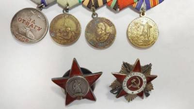 Москвич пытался продать медали и ордена в центре столицы - vm.ru - Москва