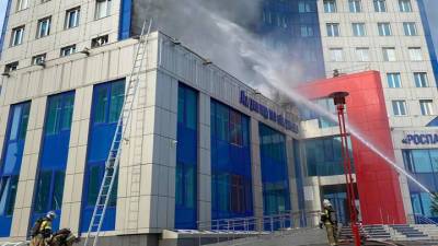 Из горящего здания в Новом Уренгое эвакуировались более 500 человек - vesti.ru - окр. Янао