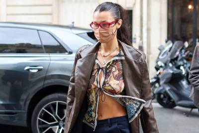 Белла Хадид - Chanel - Белла Хадид прошлась по улицам без белья в топе в стиле 90-х - lenta.ru - Париж - Палестина