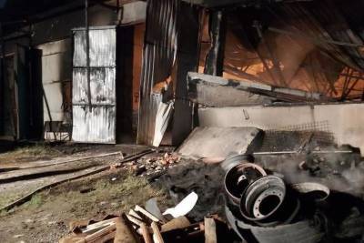 В Новосибирске ликвидирован крупный пожар на складе с техникой и горючими материалами - novos.mk.ru - Новосибирск