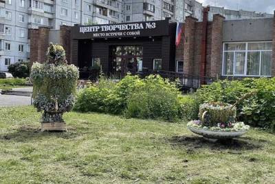 Клумбы в виде самовара и чайной пары появились в Красноярске - kras.mk.ru - Красноярск