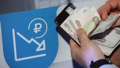 Россияне снимают деньги с депозитов для отдыха - iz.ru - Израиль