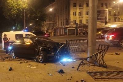 Возле библиотеки Крупской в Донецке произошла серьезная авария - mk.ru - Донецк