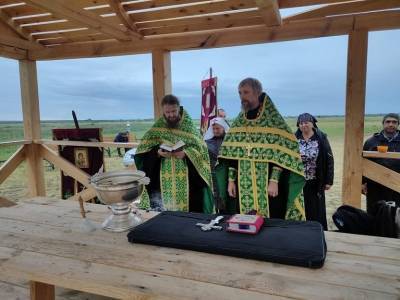 Курганские священники и казаки изгоняли бесов на археологическом памятнике Савин I - znak.com - Курганская обл. - Курган