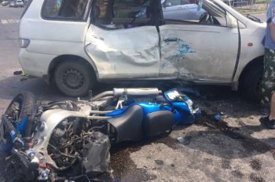 В Хабаровске мотоциклист врезался в автомобиль Toyota Gaia - hab.aif.ru - Хабаровск