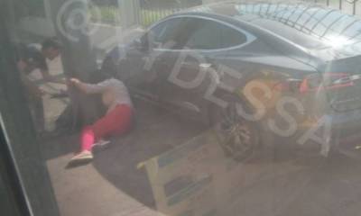 Шла по тротуару: Tesla снесла женщину на своем пути в Одессе, фото - politeka.net - Украина - Одесса