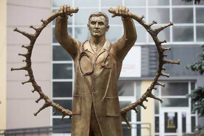 Михаил Щапов - Наталья Котова - Ирина Гехт - Юрий Семенов - В Челябинске на открытие памятника врачам только медики пришли в масках - znak.com - Челябинск