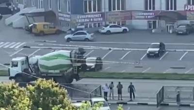 Авария с бетономешалкой в Харькове, кадры: "снесла ограждение и..." - politeka.net - Украина - Харьков