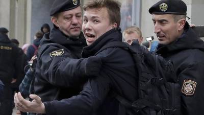 Роман Протасевич - Софья Сапегу - Экс-главреда NEXTA Протасевича и его девушку перевели под домашний арест - ru.euronews.com - США - Англия - Белоруссия - Франция - Вильнюс - Минск - Брюссель - Новости - Великобритания