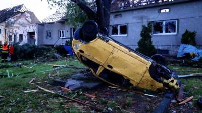 В Чехии торнадо крушил дома и поднимал в воздух автомобили (ВИДЕО) - lenta.ua - Австрия - Украина - Чехия - Словакия - Южноморавский край