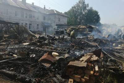 Двое сотрудников МЧС по Ивановской области попали в больницу после тушения пожара - mkivanovo.ru - Ивановская обл.