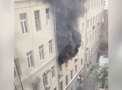 В центре Москвы загорелась квартира в пятиэтажном жилом доме - mskgazeta.ru - Москва - Китай