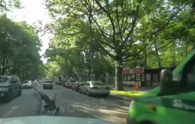 Авто инкассаторов чуть не сбило маму с ребенком на переходе: видео жуткого момента - politeka.net - Украина - Одесса