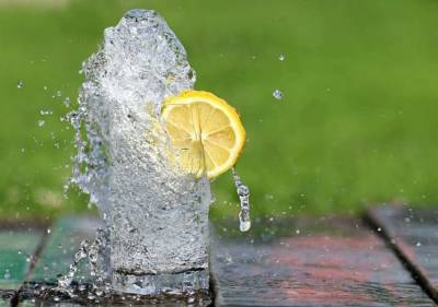 Какую воду лучше пить летом рассказали специалисты - lenta.ua - Украина